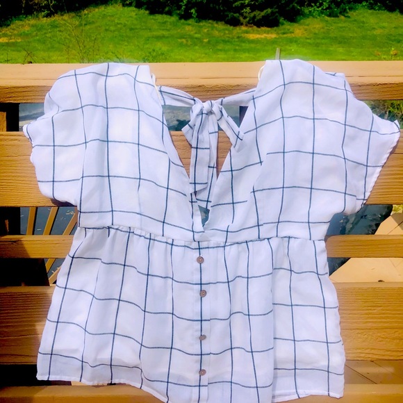 Fun white with black detail and back tie! - Picture 1 of 3